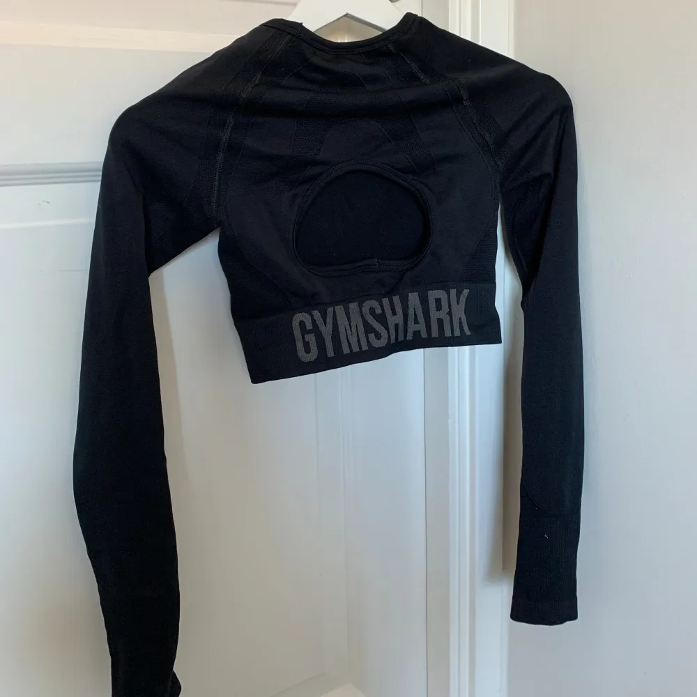 Säljer denna svarta gymshark tröjan då den inte kommer till användning 🤍 jag har använt den ca 3 ggr 🤍 superfin och skön tröja att träna i! Andra bilden är på ryggen 🥰 kom priv för mer info . Toppar.