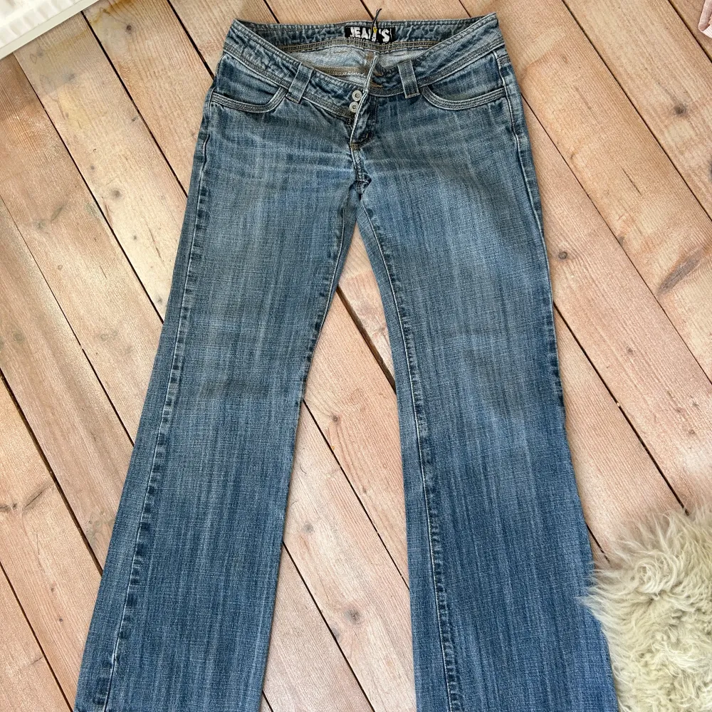 Jättefina jeans som jag köpte på Vinted men som tyvärr är för små för mig. Första bilden är lånad av förra säljaren. Midjemått 35 cm, innerbenslängd 75 cm, lårmått tvärsöver 23 cm. Hör av er vid frågor!. Jeans & Byxor.