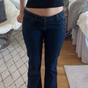 så sjukt snygga lågmidjade jeans!! passar mig perfekt som är 170. Står ingen storlek men skulle säga 34-36. Som nya!🤗💘