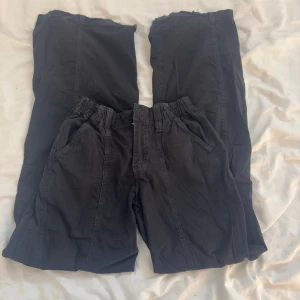 cargobyxor - superfina cargobyxor från urban outfitters  lite slitna där nere då de var lite för långa för mig  stl xxs men passar 34 också då de är stretchiga