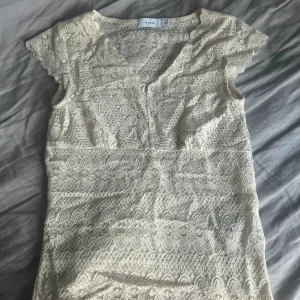 Spetströja  - Fin spetströja ifrån Vila💕 jätte fint skick har inga tecken på användning men har använts några gånger🩷 skriv innan ni trycker på köp💕