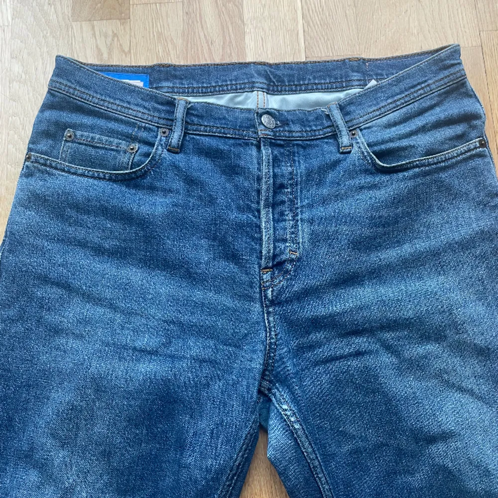 Säljer ett par riktigt feta jeans från Acne Studios. Mycket bra skick! Gjorda i Italien. Storlek 32/32. . Jeans & Byxor.