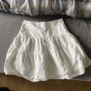 Jätte söt vit kjol från zara med broderlig💓Ny skick, använd en gång!