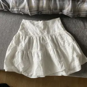 Jätte söt vit kjol från zara med broderlig💓Ny skick, använd en gång!