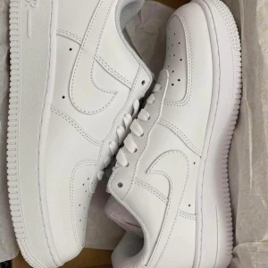 Air force 1 - Helt nya air force säljer de eftersom de inte passar mig