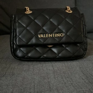 Valentino - Köpte denna men kom inte till användning(köpt för 1200kr) säljer för 700