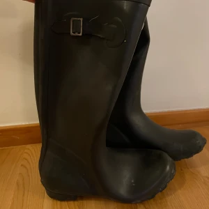 Stövlar - Supersöta gummistövlar😍 dom ser stiliga ut så man kan ha de när man vill va fin men det räknar