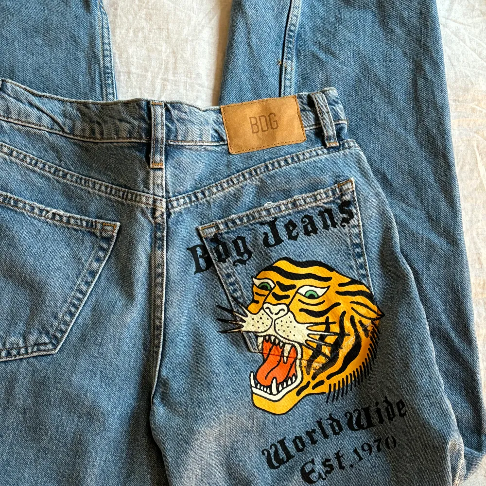 Säljer ett par super coola jeans från BDG, baggy passform och ganska highwaist i storlek w26☺️säljer då dem har blivit lite små för mig😊. Jeans & Byxor.