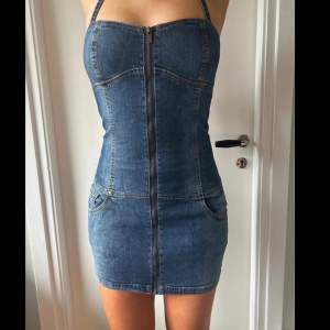 Snygg jeans klänning som har band med 3 olika längder. Skriv om ni vill ha fler bilder. Den är i bra skick och lite använd. Den är i storlek 36.