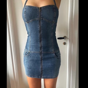 Jeans klänning  - Snygg jeans klänning som har band med 3 olika längder. Skriv om ni vill ha fler bilder. Den är i bra skick och lite använd. Den är i storlek 36.