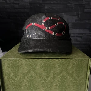 Gucci keps - Säljer en Gucci keps i bra skick, strl xs. Fås även med kvitto, box och kuvert.