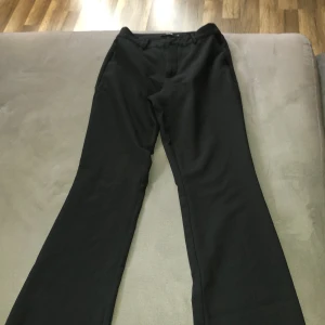 Kostymbyxor från bok bok  - Jätte snygga kostym byxor i väldigt bra skick tyvärr är dem små för mig. Storlek 36 