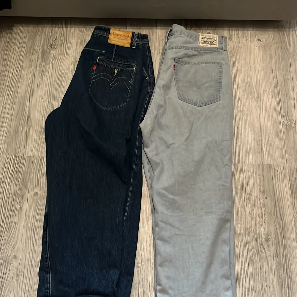 Säljer 2 av mina levis jeans. Både av dom är mycket fräsha. Storleken på dom mörj blåa är W34 och på dom ljusblåa w36. Både är baggy och passar både män och kvinnor. Båda köpa i levis butiken.  2 för 300kr. Jeans & Byxor.