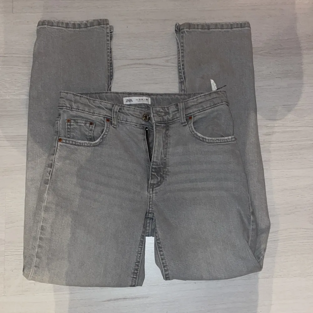 Säljer att par grå ish straight jeans med slits längst ner, säljer då de är för korta för mig som är 162. Pris går att diskuteras! ❤️. Jeans & Byxor.