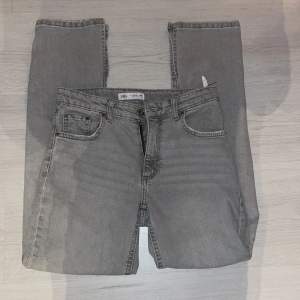 Säljer att par grå ish straight jeans med slits längst ner, säljer då de är för korta för mig som är 162. Pris går att diskuteras! ❤️
