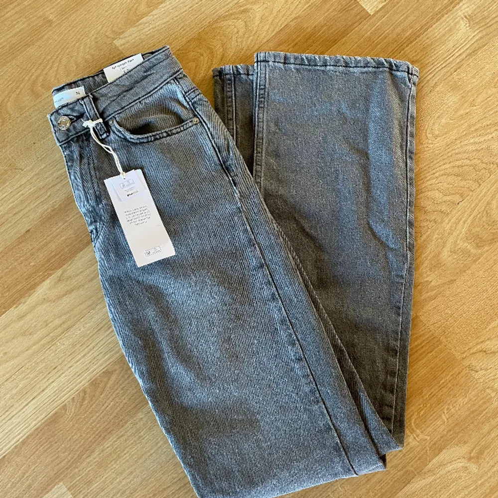 Hej! Säljer nu mina jeans från Gina i storlek 32! Det är i nyskick! Nypris 499kr och kan tänka mig ta 320 för dom! Snap affär kan pris diskuteras🫶🏻. Jeans & Byxor.