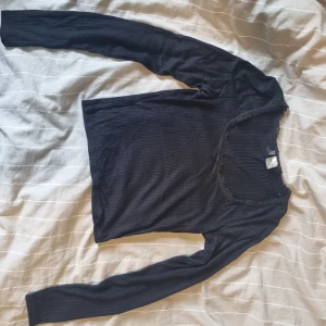 Svart blus - Tight, långärmad med spets  Helt ny, använd en gång