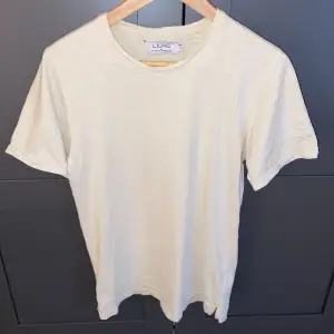 Tja, säljer en riktigt snygg beige t-shirt från LJUNG, riktigt bra skick 8,5, ny pris 400kr. Skriv privat för fler frågor eller bilder 