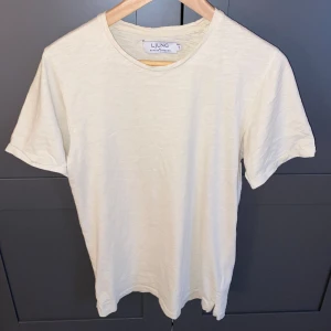 Ljung by Marcus Larsson T-shirt  - Tja, säljer en riktigt snygg beige t-shirt från LJUNG, riktigt bra skick 8,5, ny pris 400kr. Skriv privat för fler frågor eller bilder 