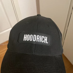 Hoodrich keps - Svart hoodrich keps aldrig använd. Köpte den för länge sen men använder aldrig kepsar så den är helt oanvänd. Skick 10/10