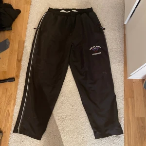 Träningsbyxor  - Svarta Baggy byxor med bra kvalitet 