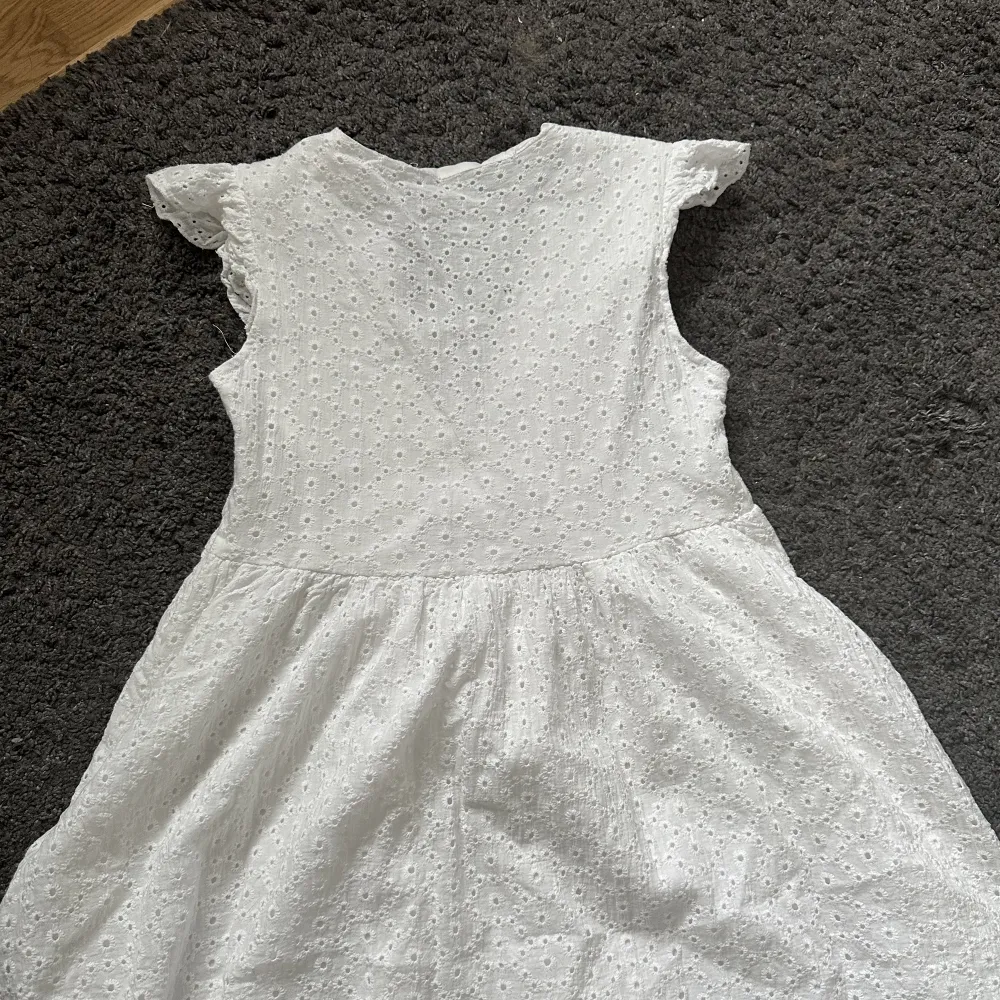 Säljer min gamla konfa klänning då den inte kommer till användning. Kan användas som en jättefin sommarklänning. Använd fåtal gånger då den också blivit för liten över åren.. Klänningar.