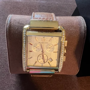 Michael kors klocka  - Michael kors klocka i guld med brunt läderarmband. Box finns kvar. 