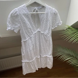 Zara klänning  - Säljer denna fina klänningen från zara, storlek xs