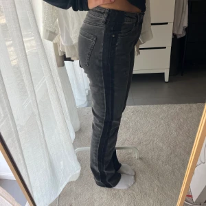 Jeans med revär - Jeans med cool detalj! De är raka/flare i passformen👌🏼Passar S i storleken. 