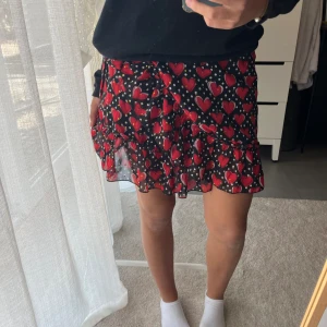 Volangkjol - Säljer denna supersöta volangkjol! Den är omlott och man knyter i midjan så den passar XS-M. 