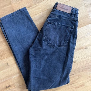 Jeans  - Superfina gråa jeans från A-DSGN. Storlek XXS men jag upplever de som lite större i storlek då de är mer baggy. För stora för mig som brukar ha storlek 32 i jeans. Längden går ner till hälen på mig och jag är 160💞