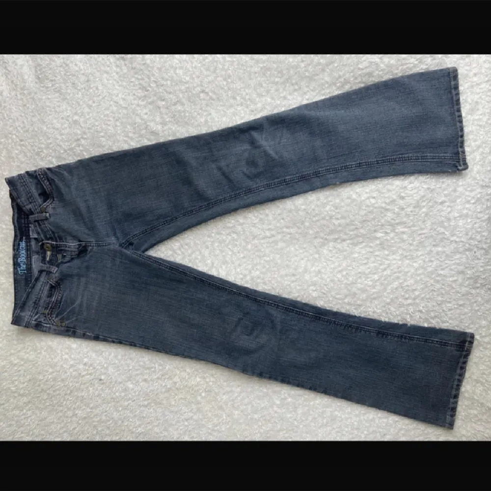 Säljer ett par lågmidjade jeans som jag köpt här på plick, säljer då dom var för små och inte får på mig dom. Därav är bilderna från förra ägaren, jeansen är i super fint skick!💓💓. Jeans & Byxor.