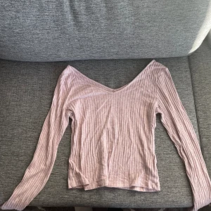 Stickad puderrosa off-shoulder ribbad långärmad tröja  - Nyskick 