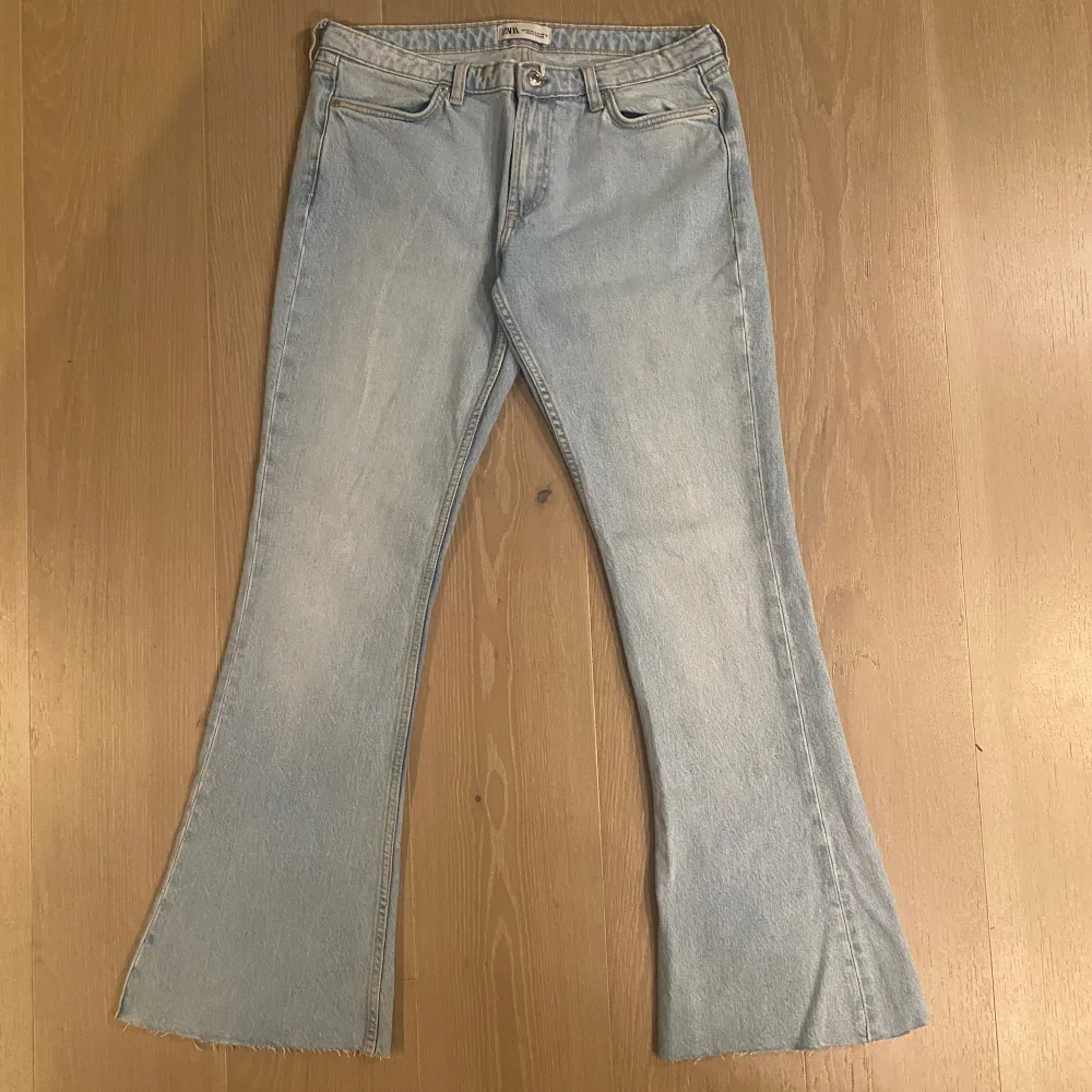 Jätte fina low waisted jeans som tyvärr inte kommer till någon användning då de är för stora för mig. I bra skick, inget slitage någonstans!💕🙌🏻. Jeans & Byxor.