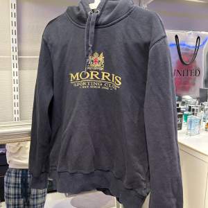Säljer nu denna feta Morris hoodien köpt för 1500kr på NK Göteborg. Skick 8/10. Skriv vid minsta lilla intresse