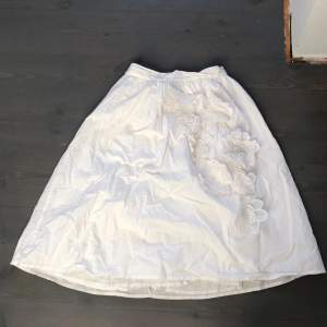  hej jag säljer en kjol. Den är som ny. I stolek 134 från zara.har inte någon fläk