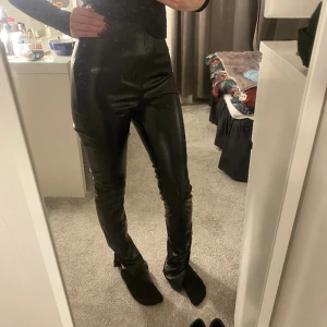 Skinnbyxor med slit - Svarta skinnbyxor med slott där nere som man kan se på andra bilden En mycket liten defekt på vänstra låret men som inte syns alls(tredje bilden) Skriv om frågor😊 Kolla bio för mått