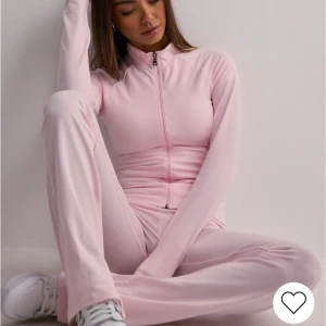 Rosa träningströja - Säljer denna populära träningströja från nelly!! Använd 1 gång och är som helt ny!