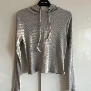 En grå ribbad tröja med huva från Bubbleroom i strl S!🫶🏻