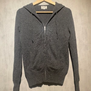Soft goat kashmir hoodie - Säljer min 100% kashmir hoodie från soft goat. Tröjan är i storlek S och i färgen mörkgrå. Skicket är mycket bra. Hör gärna av er vid fler frågor eller bilder.