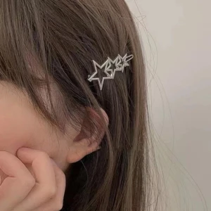 stjärn hår spänne hairclip - skriv för fler bilder eller några frågor 🩵 köp genom ”köp nu” eller swish <3 helt ny och aldrig använd !!