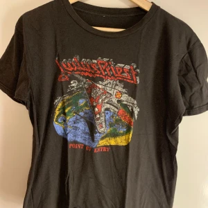 Judas Priest Tee - Judas priest t-shirt i storlek S-M, 56cm från axeln ner och 48cm mellan armhålorna 