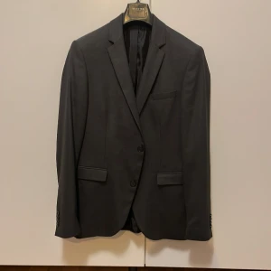 Knappt använd kavaj - Bra skick, knappt använd. Skulle säga att den passar någon runt 170-175 lång med smal kroppsform.