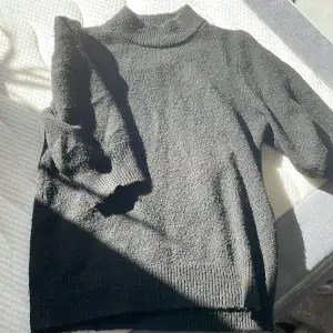 Säljer en svart stickad JDY kortärmad tröja. Går upp lite vid halsen Köpt från Zalando för ca 300kr. Använt max 5 gånger. Stl xs 