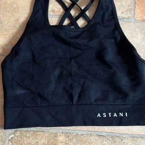 Astaniwear croptop *xs* - Använd en gång men passade inte mig 