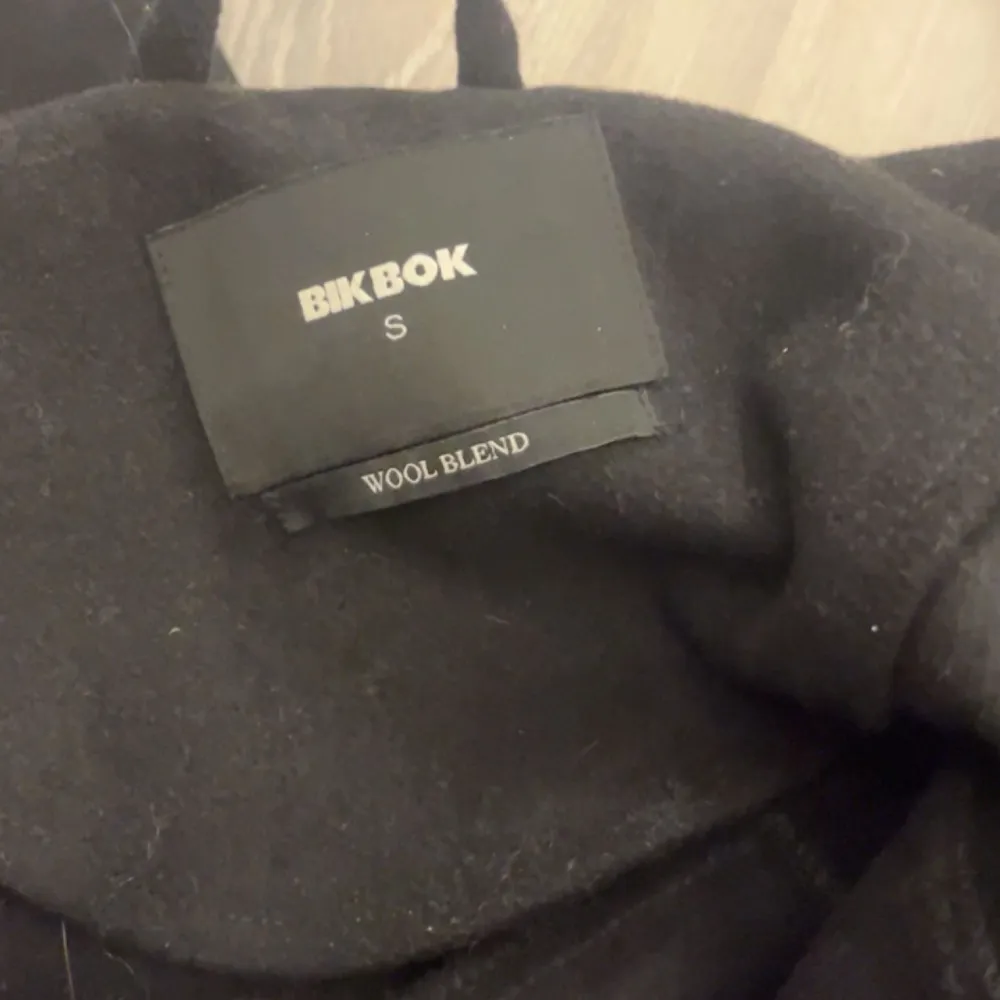 Denna jacka är från BikBok i storlek S men är väldigt oversize. Säljer denna för 200kr!. Jackor.