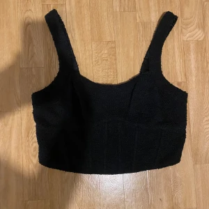 Oanvänd topp från h&m i strl M - Säljer denna oanvända korsett topp från h&m i strl M.  Undrar man över något så är det bara att kontakta mig.