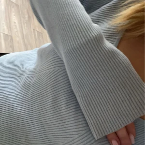 Fin blå tröja💙 - Superfin och söt blå tröja i ribbat material. Lite oklart vilken storlek det är. Passar bra på mig som är S/M 