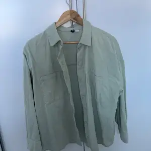 Söt ljusgrön oversized Manchester skjorta i gott skick. 