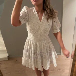 Maje studentklänning  - Helt perfekt klänning till sommaren eller studenten! Från maje bara testad några gånger. Storlek 36. Skulle säga att den passar perfekt en 36a. Jag själv har vanligtviss 38  Så tyvärr får jag inte upp dragkedjan hela vägen. Jätte fin öppen rygg 